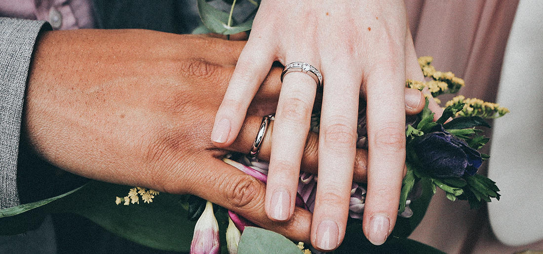 婚約指輪 結婚指輪を右手に着けてもいいの 婚約指輪 結婚指輪のコラム マリアージュエント