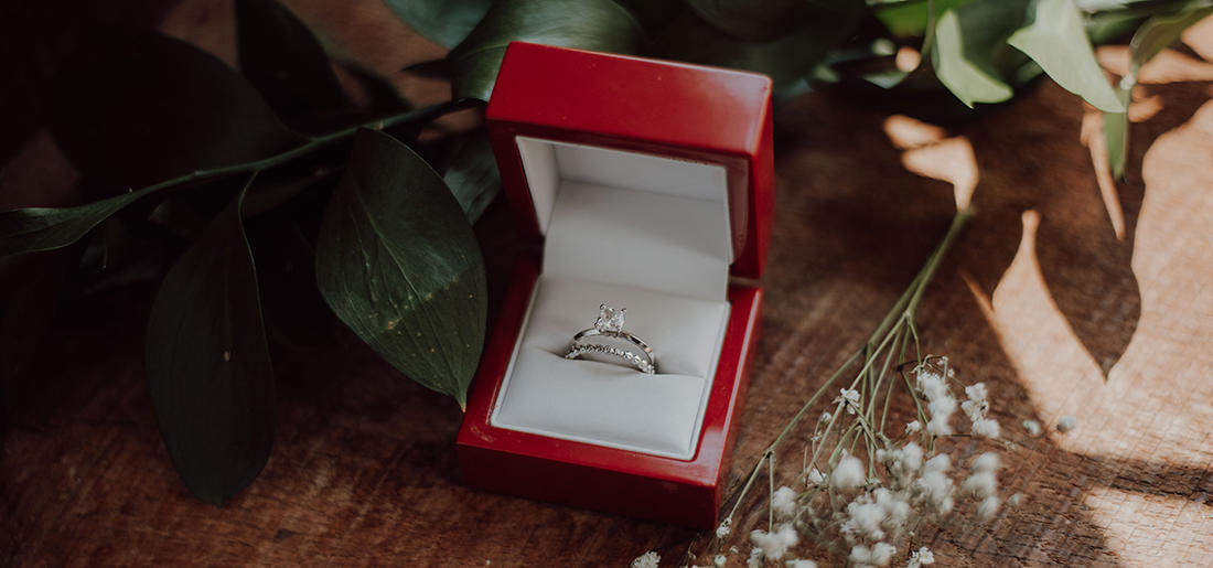 プロポーズに記念品 指輪なし 婚約事情を再調査 婚約指輪 結婚指輪のコラム マリアージュエント
